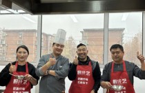 「錫紙燒，落地成功」出攤就排隊，老板直呼：忙瘋了！