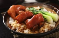 想學(xué)豬腳飯技術(shù)？豬腳飯培訓(xùn)技術(shù)哪家好？選對(duì)學(xué)校，輕松創(chuàng)業(yè)賺大錢(qián)