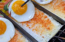 鍋巴飯小吃擺攤創(chuàng)業(yè)：如何在市場(chǎng)中脫穎而出，學(xué)會(huì)這幾招讓生意火爆！