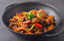 精準(zhǔn)技術(shù)傳授，快速上手鐵鍋雞，打造你的餐飲品牌。