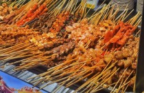 麻辣燙串串香擺地?cái)偅惶炷苜嵍嗌馘X？3大關(guān)鍵點(diǎn)決定生意火爆與否！