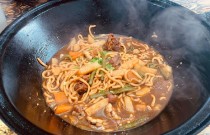 開(kāi)鐵鍋燜面店要花多少錢？5大設(shè)備必備，避坑指南新手必看！