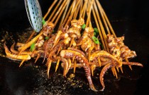鐵板燒烤的做法：讓燒烤更添風(fēng)味，熱氣騰騰的美味