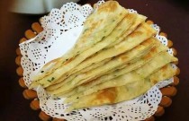 學(xué)做蔥油餅去哪里學(xué)？選對培訓(xùn)，快速掌握技巧！