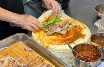 正宗鹵肉卷餅在哪里學(xué)？學(xué)得快好吃，生意火爆排隊(duì)忙！