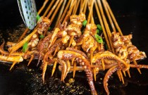鐵板魷魚擺攤賺錢嗎？技術(shù)穩(wěn)口味正，生意爆到排隊！