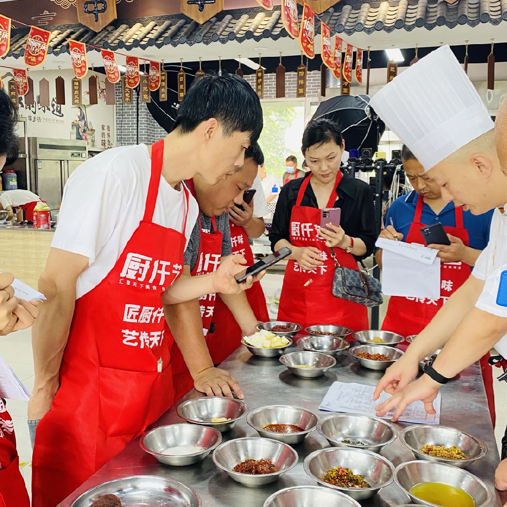 「旋轉(zhuǎn)小火鍋」開(kāi)店成功！餐餐爆滿，一月回本！