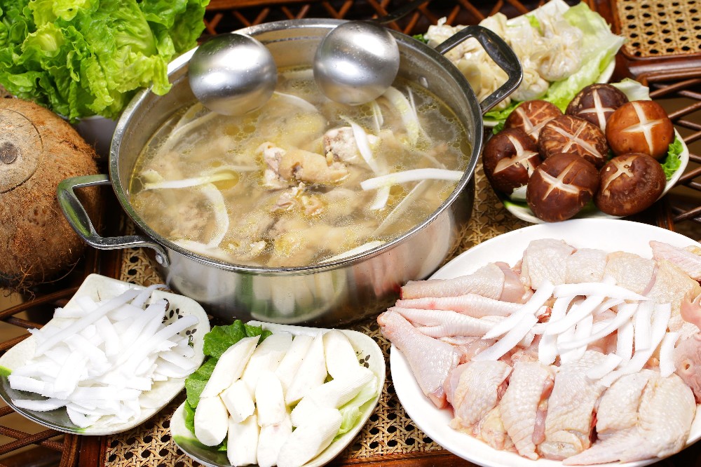 椰子雞火鍋的做法：清甜鮮美，一鍋養(yǎng)生