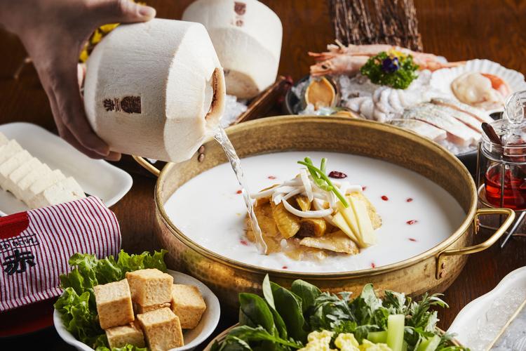 椰子雞火鍋的做法：清甜鮮美，一鍋養(yǎng)生