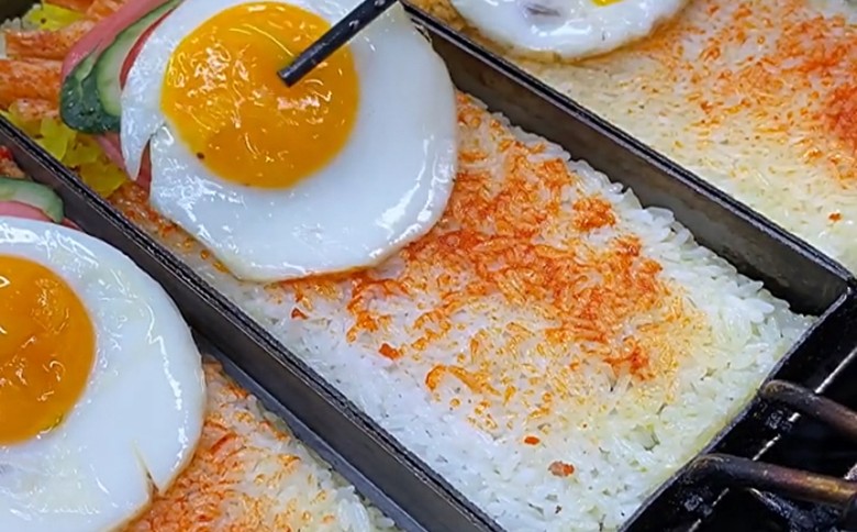 鍋巴飯小吃擺攤創(chuàng)業(yè)：如何在市場中脫穎而出，學(xué)會這幾招讓生意火爆！