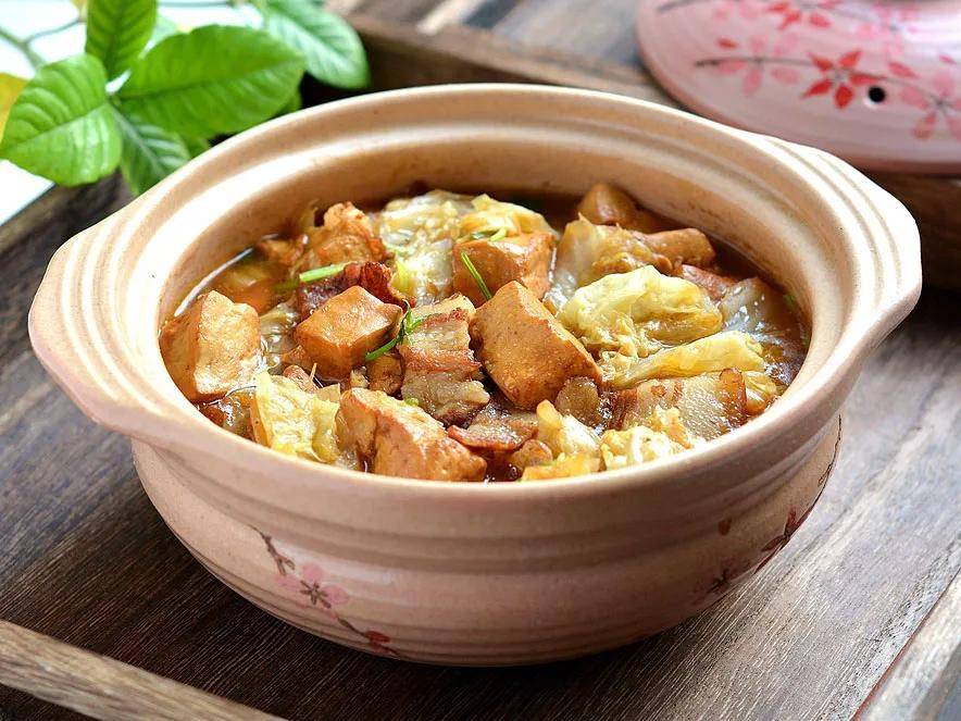 學(xué)會小砂鍋菜譜，做出家人喜歡的飯菜，輕松提升餐桌魅力。