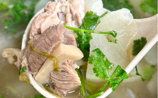 不加任何化學(xué)調(diào)料，純技術(shù)熬制羊湯，做出最正宗的風(fēng)味。
