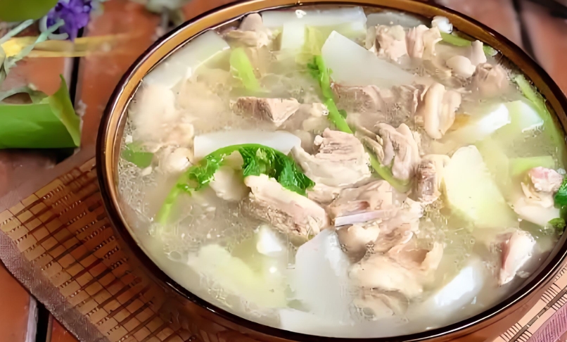 不加任何化學(xué)調(diào)料，純技術(shù)熬制羊湯，做出最正宗的風(fēng)味。