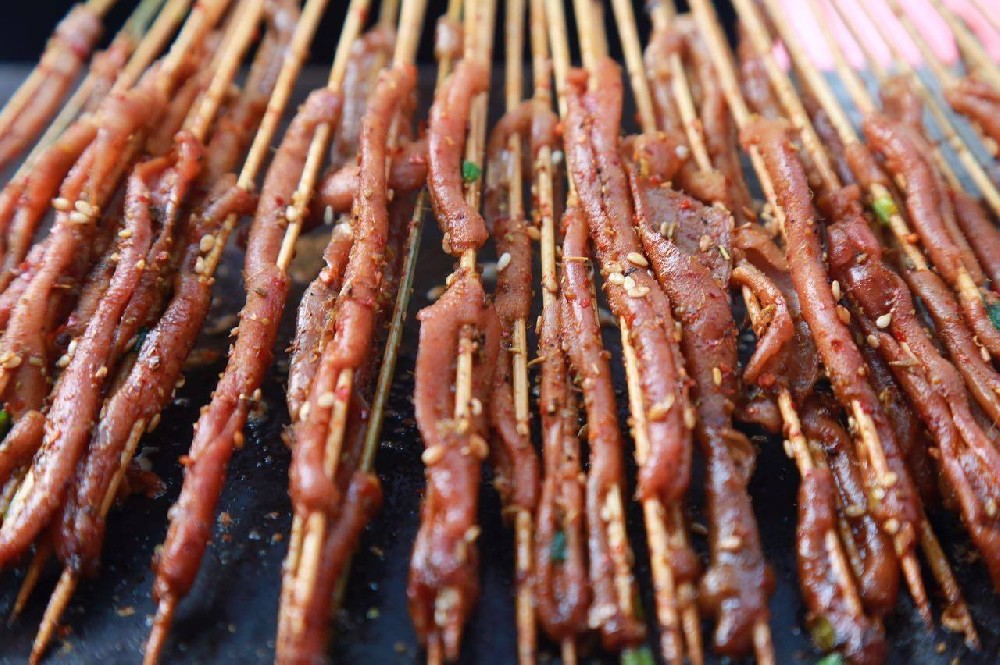鐵板鴨腸技術(shù)教學(xué)，從配料到火候，輕松掌握秘制風(fēng)味！