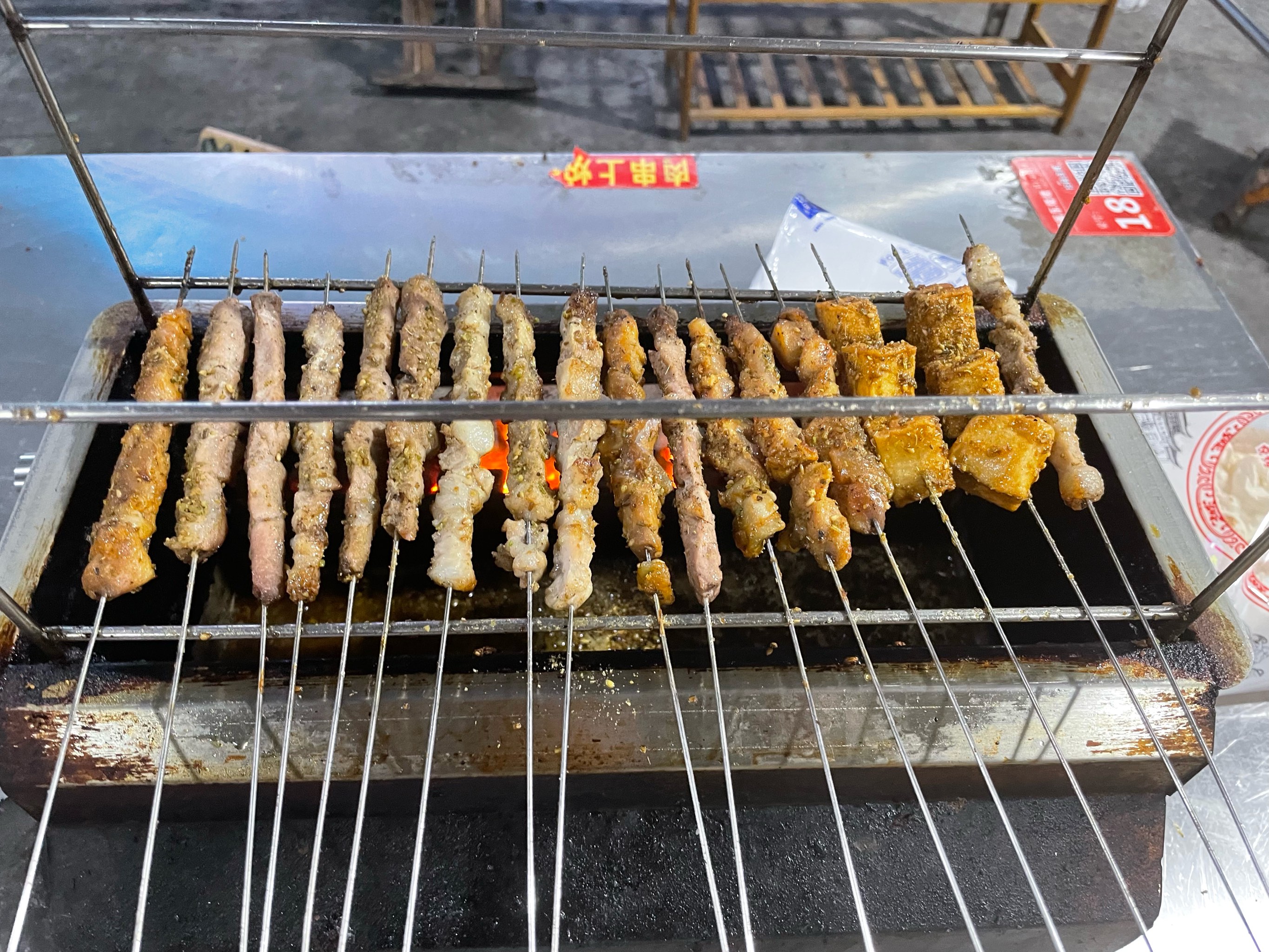 想靠燒烤創(chuàng)業(yè)？從技術(shù)學(xué)習(xí)到小吃車經(jīng)營(yíng)全攻略