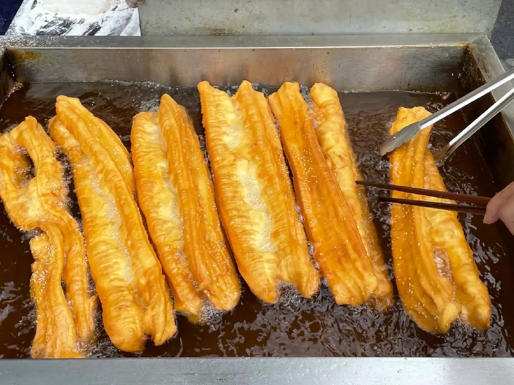 早餐攤?cè)召?000+？香酥大油條培訓(xùn)班哪里有？警惕3大套路，90%新手都踩坑！