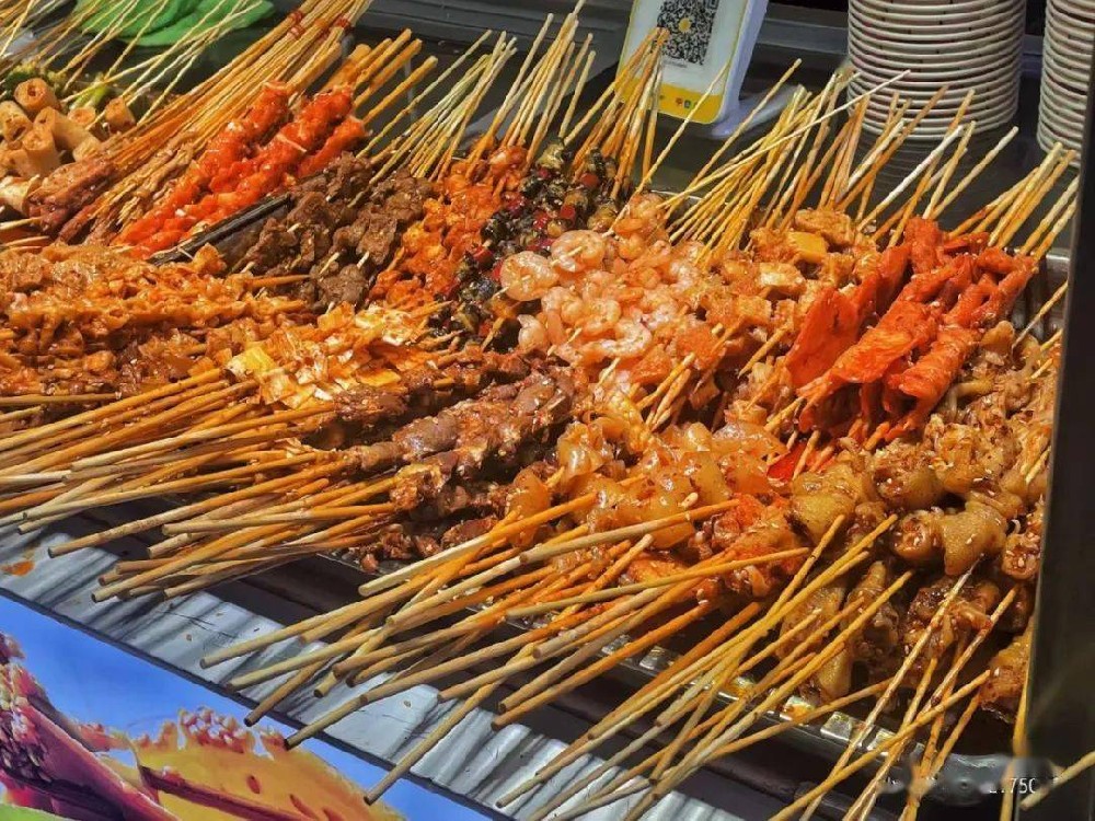 麻辣燙串串香擺地攤，一天能賺多少錢？3大關(guān)鍵點決定生意火爆與否！