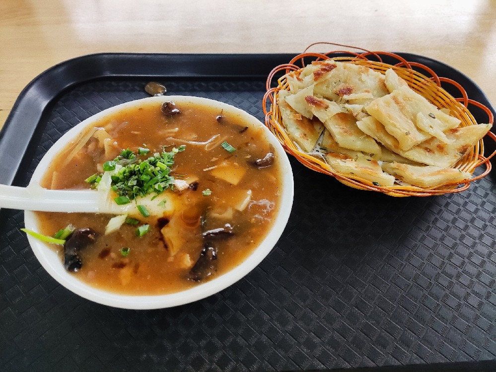 胡辣湯的做法和配料揭秘！3個(gè)關(guān)鍵技巧，學(xué)會(huì)后湯底更濃郁！