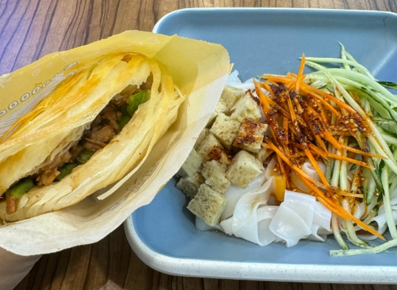涼皮肉夾饃實體店教學(xué)：新手創(chuàng)業(yè)者的“黃金搭檔”還是“坑”？