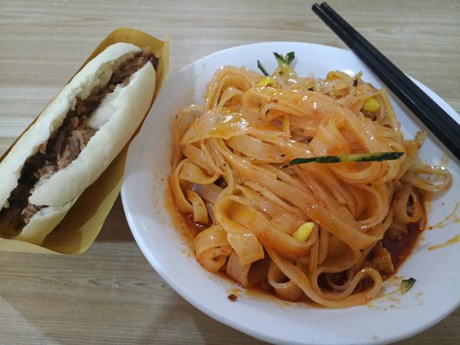 涼皮肉夾饃實體店教學(xué)：新手創(chuàng)業(yè)者的“黃金搭檔”還是“坑”？