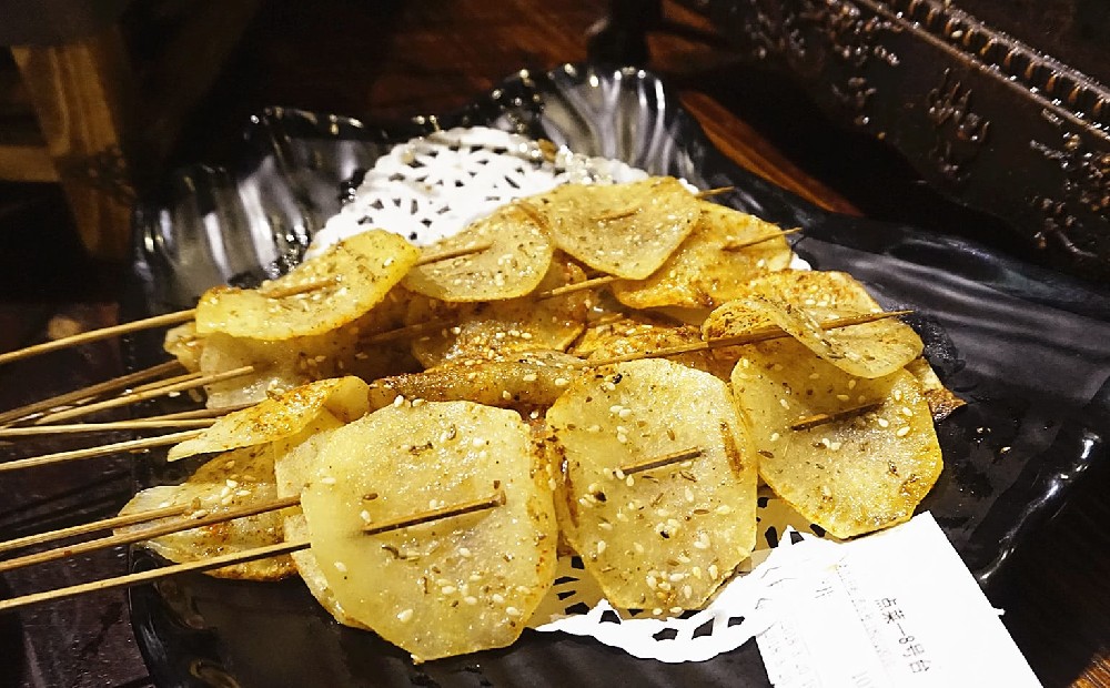 烤土豆的家常做法：簡單又美味的燒烤技巧，輕松學(xué)會！