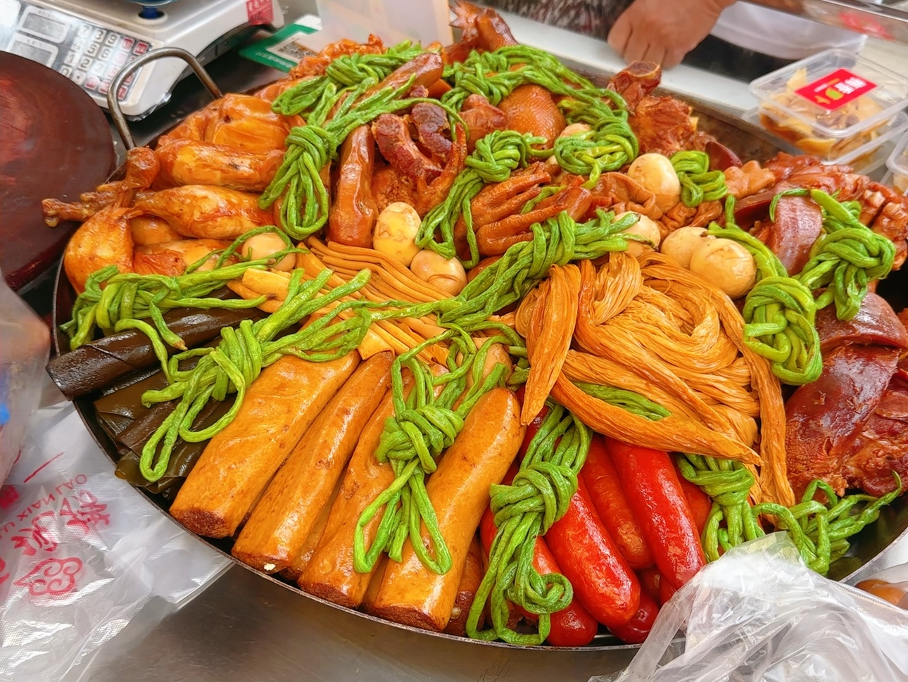 大鍋鹵菜的正宗做法擺攤：想學(xué)真技術(shù)，別被套路坑了！