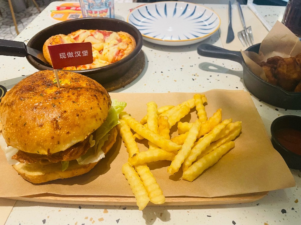 雞胸肉做漢堡包怎么腌制？掌握這幾招，口感鮮嫩又多汁！