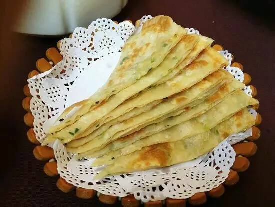 學(xué)做蔥油餅去哪里學(xué)？選對(duì)培訓(xùn)，快速掌握技巧！
