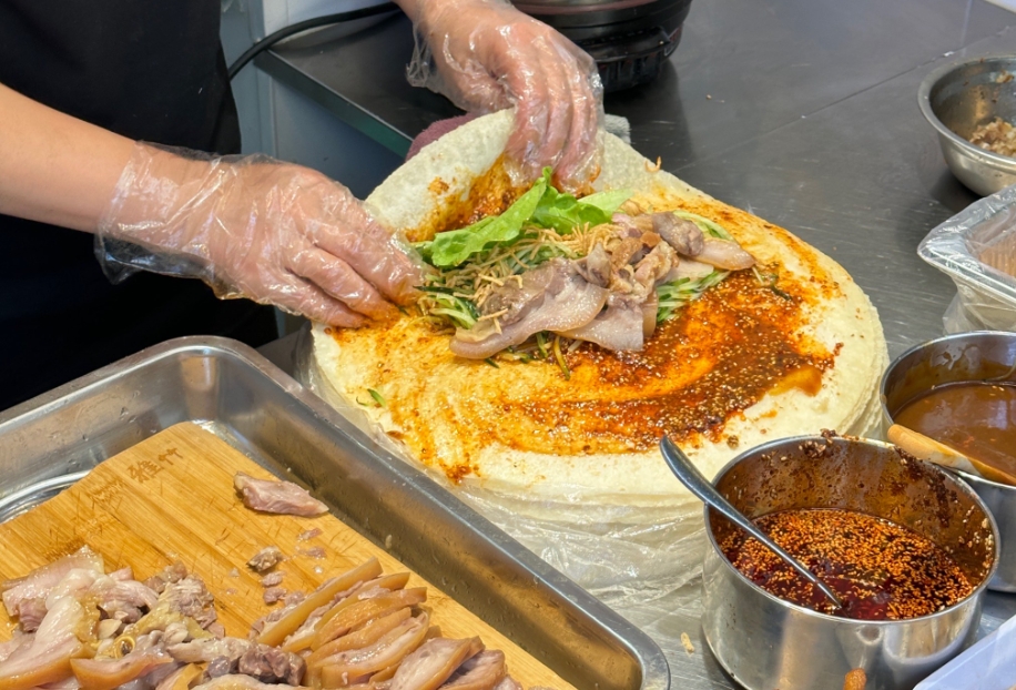 正宗鹵肉卷餅在哪里學(xué)？學(xué)得快好吃，生意火爆排隊忙！