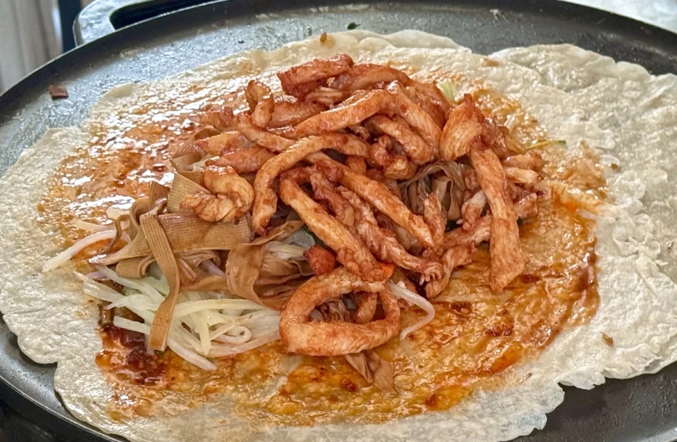 正宗鹵肉卷餅在哪里學(xué)？學(xué)得快好吃，生意火爆排隊忙！