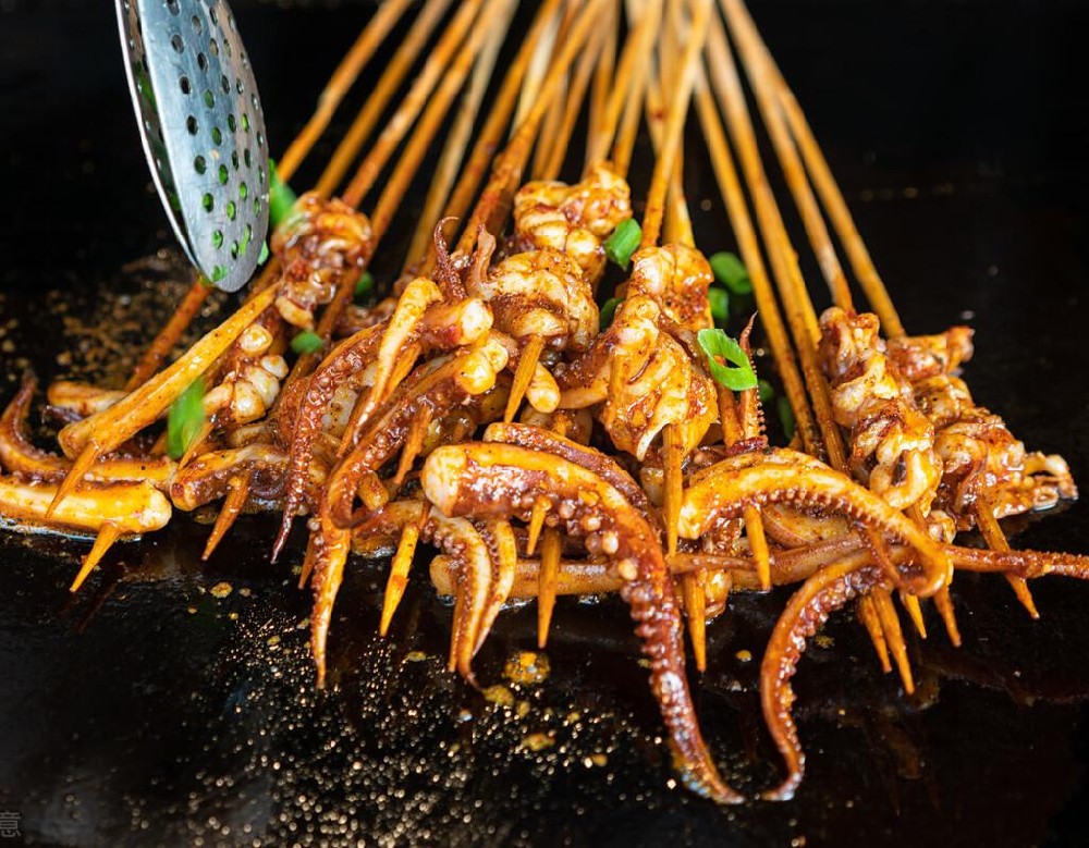 鐵板魷魚擺攤賺錢嗎？技術穩(wěn)口味正，生意爆到排隊！