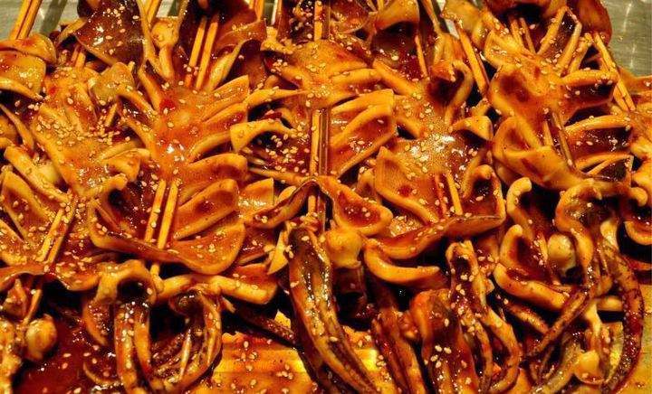 鐵板魷魚擺攤賺錢嗎？技術穩(wěn)口味正，生意爆到排隊！