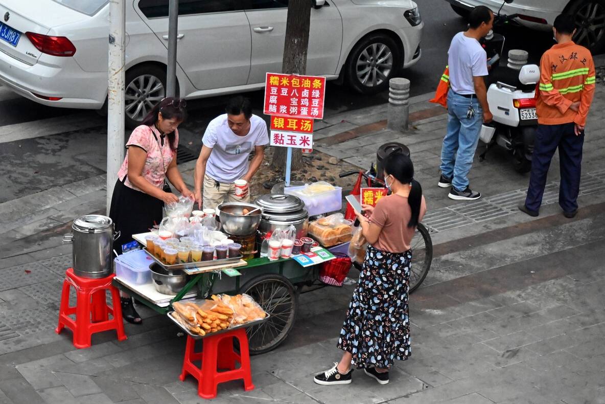 想擺攤做小吃去哪學(xué)??？實戰(zhàn)教學(xué)有多重要，火爆攤位這樣練出來！