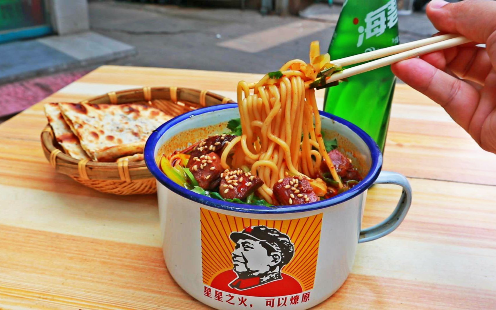 茶缸面湯配方你還不知道？這種“湯飯合一”的古早味，街邊賣一天都能頂別人上班一周！