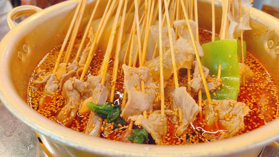 冷鍋串串放什么菜好吃？選對菜品一夜爆單，擺攤賺錢翻倍不是夢！