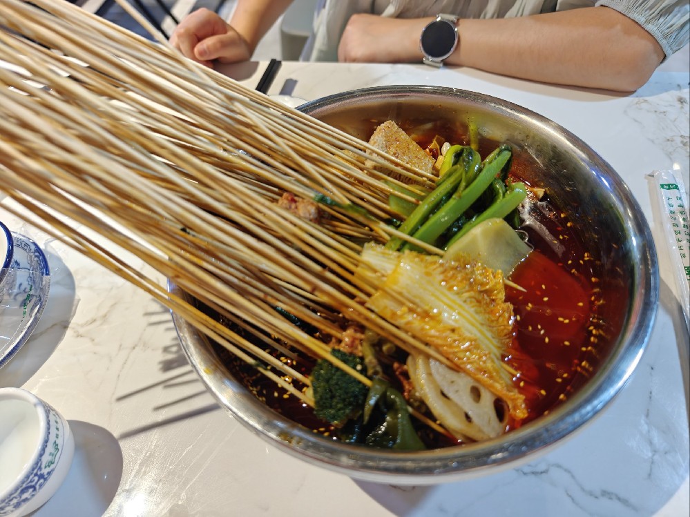 冷鍋串串放什么菜好吃？選對菜品一夜爆單，擺攤賺錢翻倍不是夢！