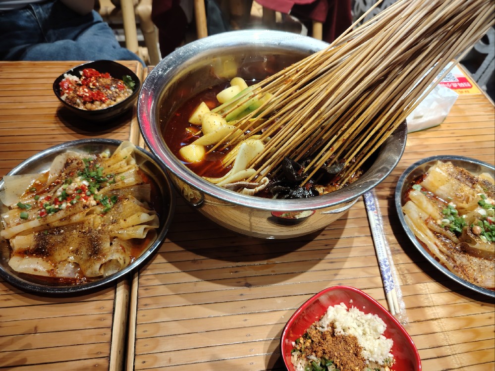 冷鍋串串和缽缽雞有啥區(qū)別？弄明白這點(diǎn)，少走彎路，多賺幾年！